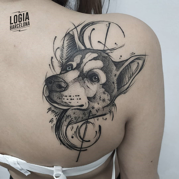 tatuaje_espalda_lobo_blackwork_Dalmau_Tattoo_Logia_Barcelona